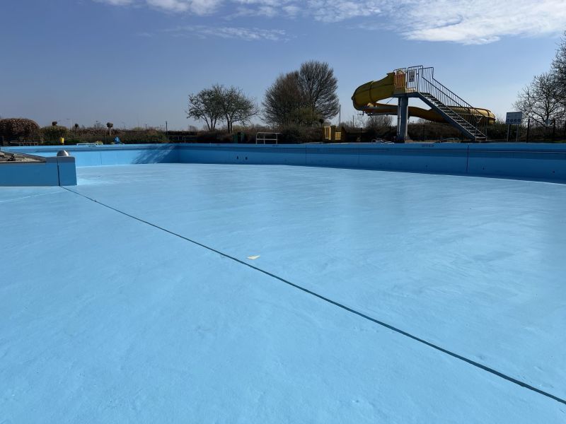 Witte zwembadcoating — ACRATON® Dolphin coating op betonnen openbaar zwembad