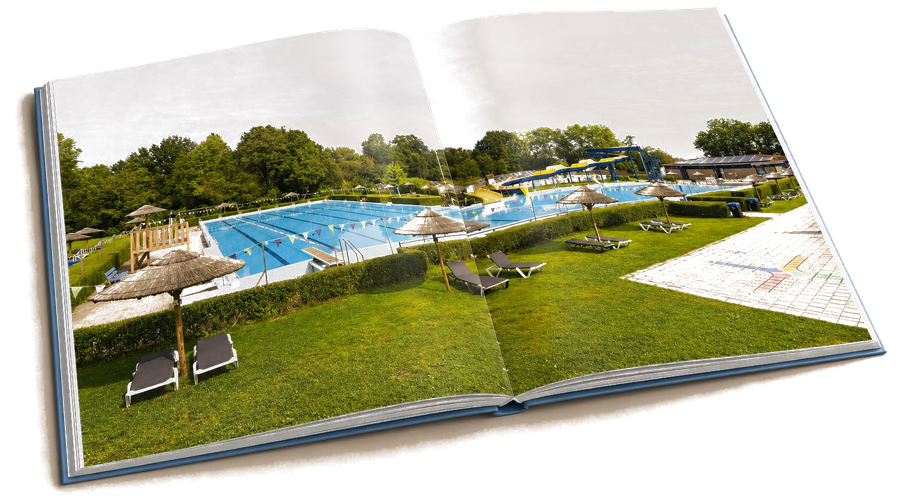 Een opengeslagen pagina uit het boek toont een openluchtzwembad — voorbeeld van een referentiebad met ACRATON® Dolphin coating